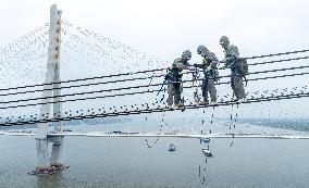 A UHV Trans-Yangtze River Transmission Line Maintenance