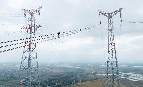 A UHV Trans-Yangtze River Transmission Line Maintenance