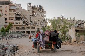 Displaced Palestinians Leave School In Beit Lahia - Gaza