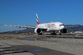 Emirates Boeing 777 preparing to take off from Barcelona Airport