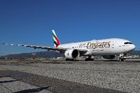 Emirates Boeing 777 preparing to take off from Barcelona Airport