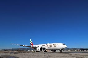 Emirates Boeing 777 preparing to take off from Barcelona Airport