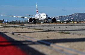 Emirates Boeing 777 preparing to take off from Barcelona Airport