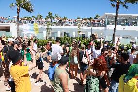 Hundreds Protest Over-Tourism - Tenerife