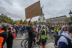 Gathering Of Cyclists In Paris In Tribute To Paul