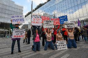 Gathering of feminists on the front of the Paris Judicial Court.