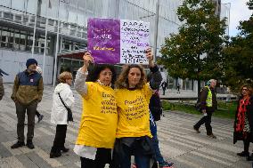 Gathering of feminists on the front of the Paris Judicial Court.