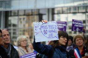 Gathering of feminists on the front of the Paris Judicial Court.