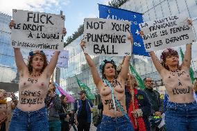 Gathering of feminists on the front of the Paris Judicial Court.