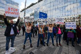 Gathering of feminists on the front of the Paris Judicial Court.