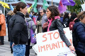 Gathering of feminists on the front of the Paris Judicial Court.