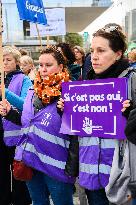 Gathering of feminists on the front of the Paris Judicial Court.