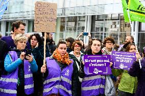 Gathering of feminists on the front of the Paris Judicial Court.