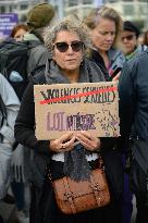 Gathering of feminists on the front of the Paris Judicial Court.