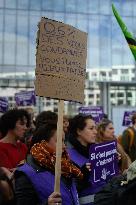 Gathering of feminists on the front of the Paris Judicial Court.