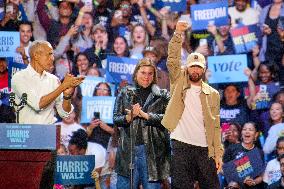 Obama Rallies Alongside Eminem - Detroit