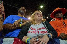 Obama Rallies Alongside Eminem - Detroit