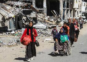 People Flee Beit Lahia - Gaza