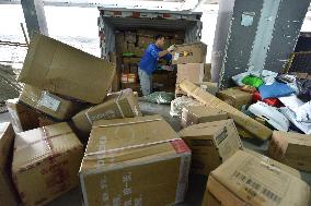 Double 11 Shopping Carnival Logistics Peak in Fuyang