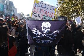 Free Paul Watson Protest - Paris