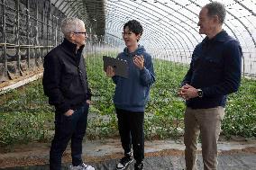 Tim Cook Visits An Organic Farm - Beijing