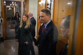 Poland FM Sikorski Closes Russian Consulate