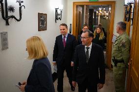 Poland FM Sikorski Closes Russian Consulate