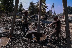 Non-Local Labourers Work At A Construction Site In Kashmir