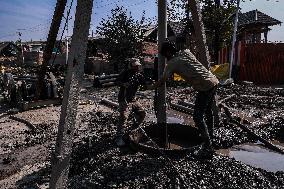 Non-Local Labourers Work At A Construction Site In Kashmir