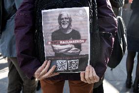 Free Paul Watson Protest - Paris