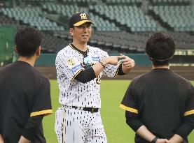 Hanshin Tigers new manager Fujikawa