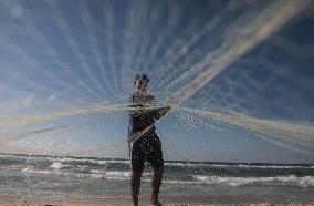 Fisherman Braves Shellfire To Bring Food Home - Palestine