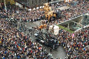 Toulouse: Three Days Of Street Show With Giants Machines By Delaroziere's Art Compagny "La Machine'