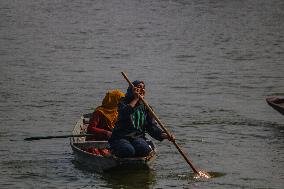 First Ever Traditional Women Boat Race In Kashmir