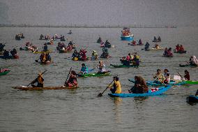 First Ever Traditional Women Boat Race In Kashmir