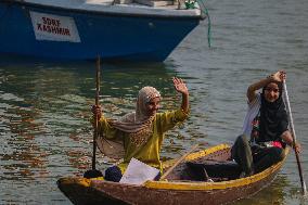 First Ever Traditional Women Boat Race In Kashmir