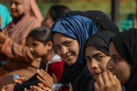 First Ever Traditional Women Boat Race In Kashmir