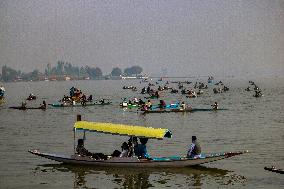 First Ever Traditional Women Boat Race In Kashmir