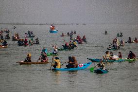 First Ever Traditional Women Boat Race In Kashmir