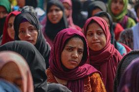 First Ever Traditional Women Boat Race In Kashmir