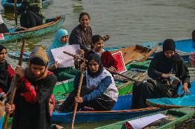 First Ever Traditional Women Boat Race In Kashmir