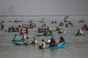 First Ever Traditional Women Boat Race In Kashmir