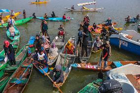 First Ever Traditional Women Boat Race In Kashmir