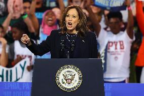 Kamala Harris Holds A Campaign Rally - Philadelphia