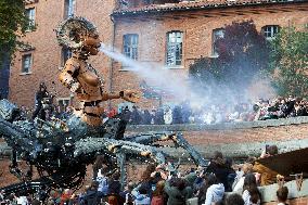 Toulouse: Finale Of The Street Show Of Giants Machines By Delarozire Art Compagny