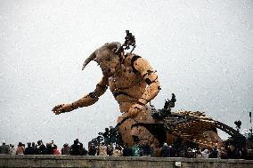 Toulouse: Finale Of The Street Show Of Giants Machines By Delarozire Art Compagny