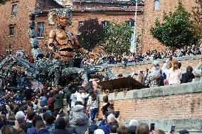 Toulouse: Finale Of The Street Show Of Giants Machines By Delarozire Art Compagny