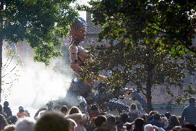 Toulouse: Finale Of The Street Show Of Giants Machines By Delarozire Art Compagny