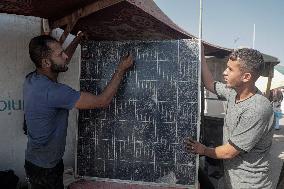 Gaza Residents Use Solar Panels