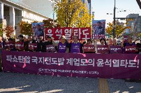 Protesters Demand President Yoon Suk-yeol’s Resignation